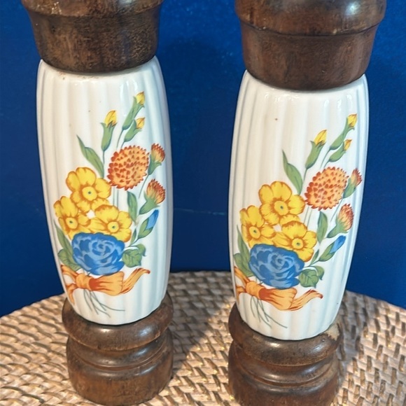 Vintage MCM Wood & Porcelain Floral Salt and Pepper Grinder Set 9.3” Tall - Picture 2 of 6